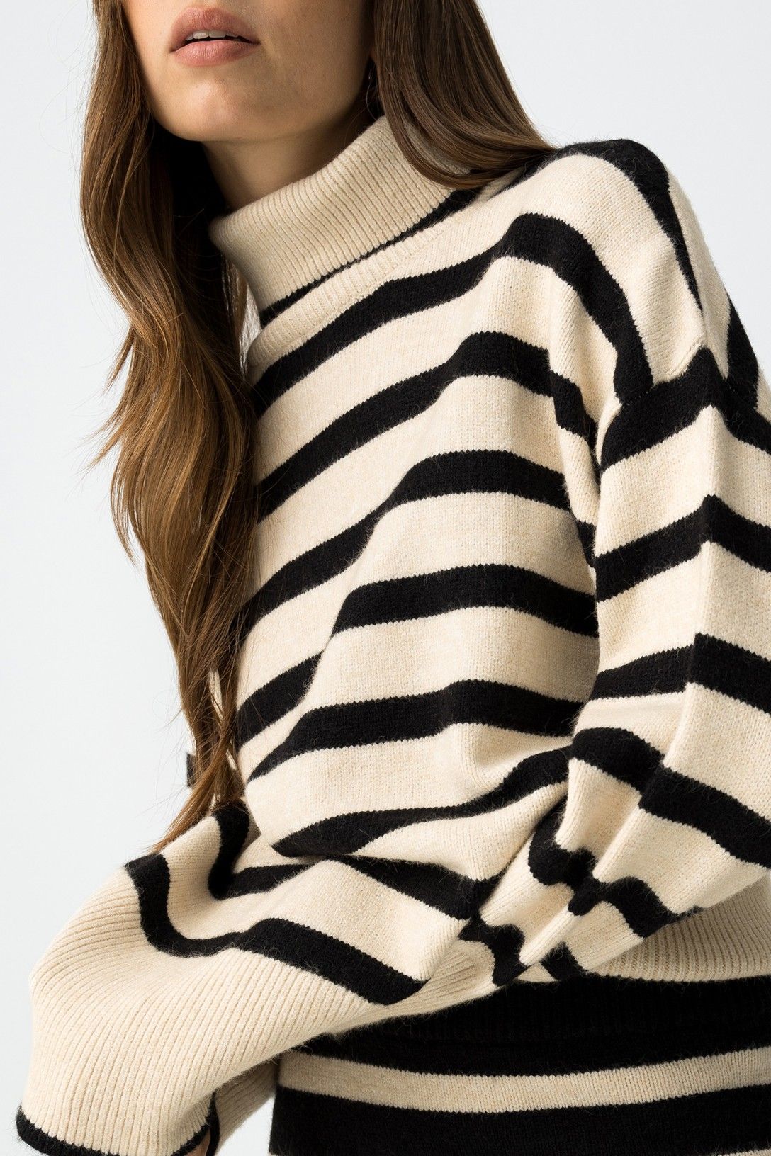 Maglione donna a righe Circe - dettaglio collo alto e maniche lunghe