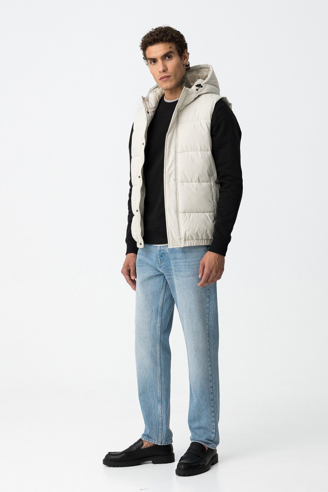 Outfit completo che mostra i jeans Cole_65 abbinati a gilet beige e felpa nera - perfetto per mostrare come style per un look casual invernale