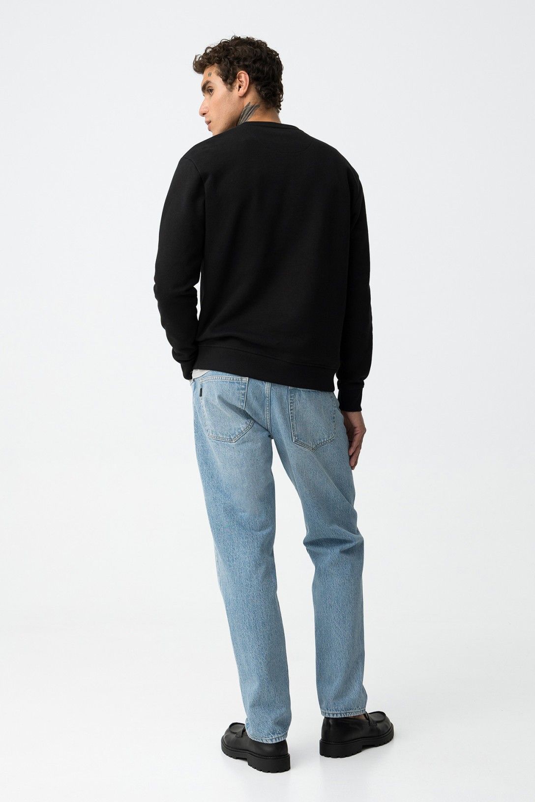 Vista posteriore del jeans Cole_65, modello con felpa nera - evidenzia la vestibilità comoda e rilassata dei jeans dalla parte posteriore