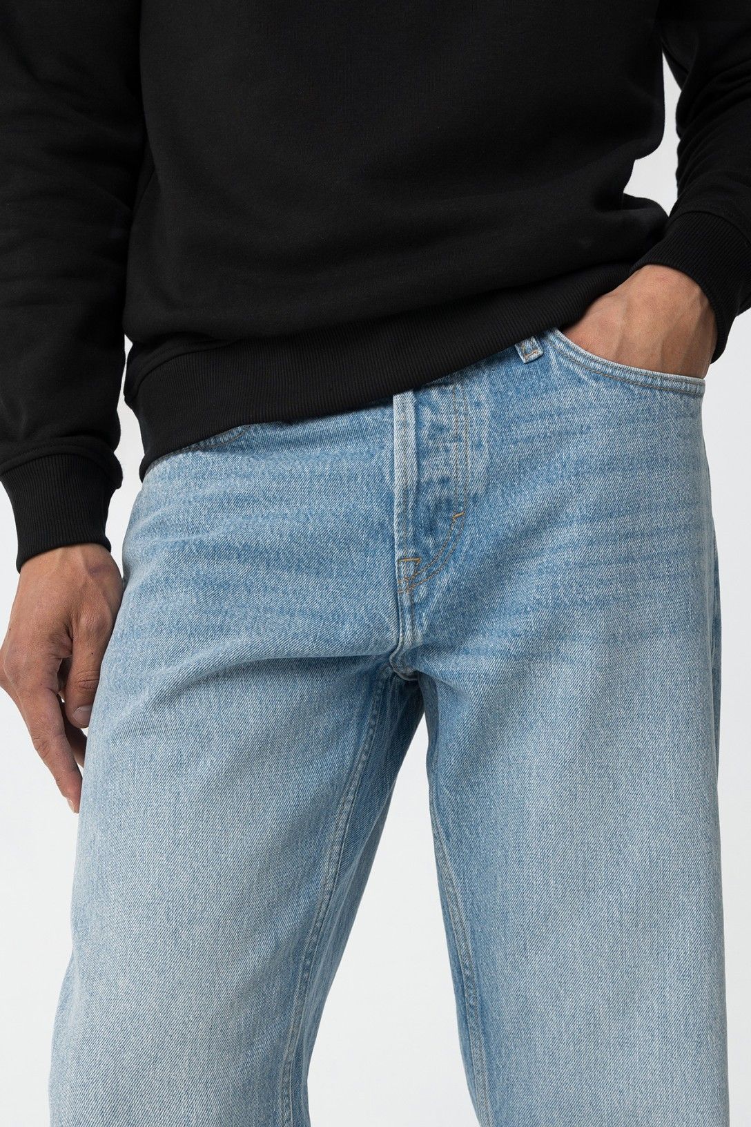 Jeans cole_65 Dettaglio della vita media e chiusura - evidenzia la vestibilità comoda e i dettagli costruttivi