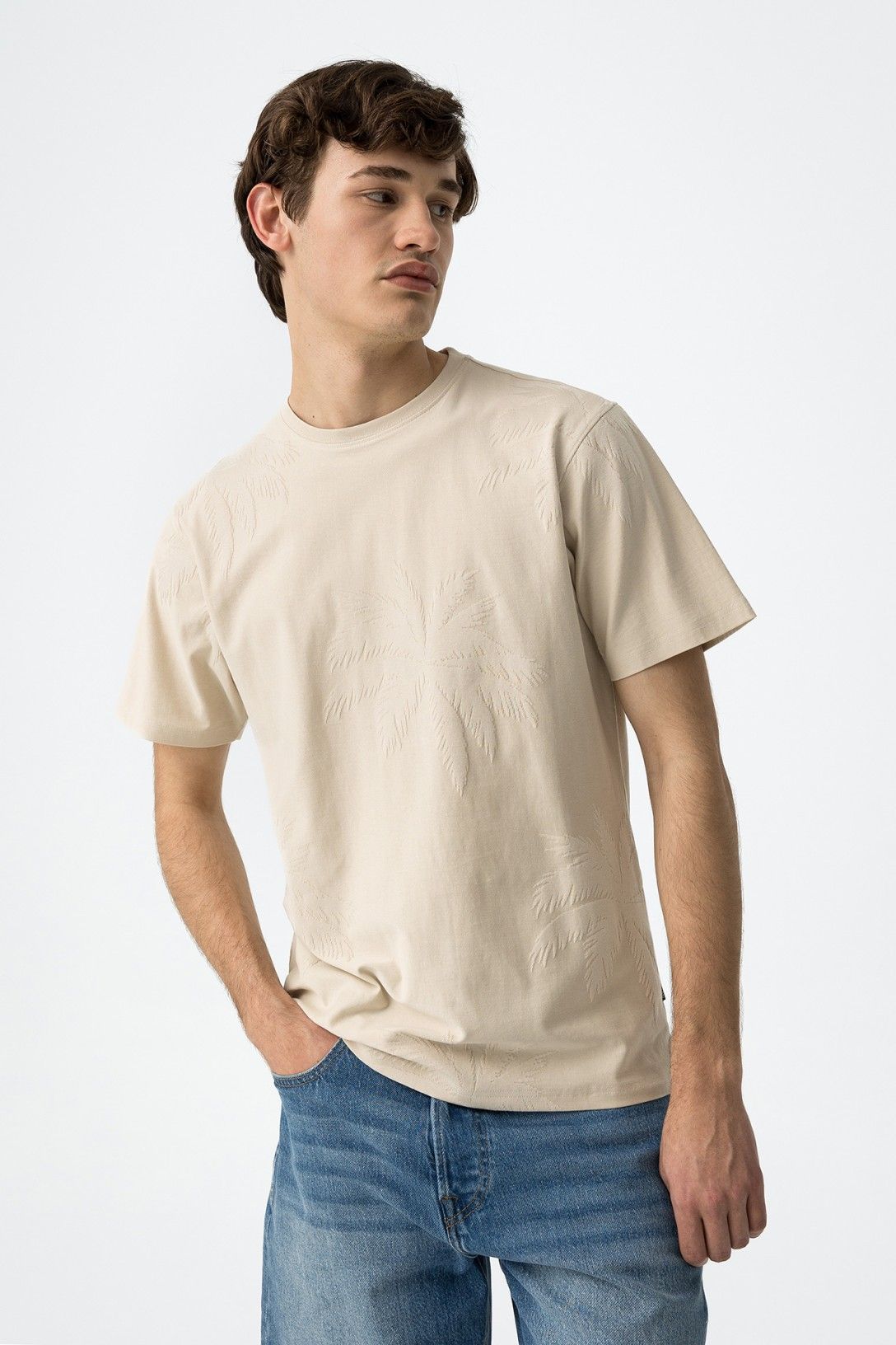 "T-Shirt Creed indossata - fit casual per look quotidiano"