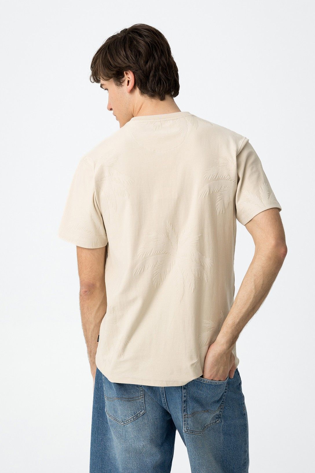"T-Shirt Creed vista dietro - dettaglio della texture e delle maniche corte"