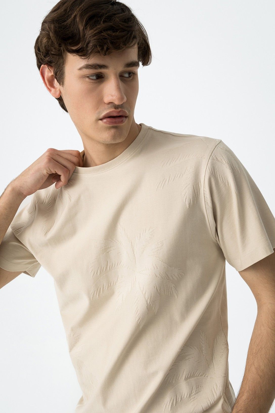 "Dettaglio dello scollo rotondo della T-Shirt Creed"