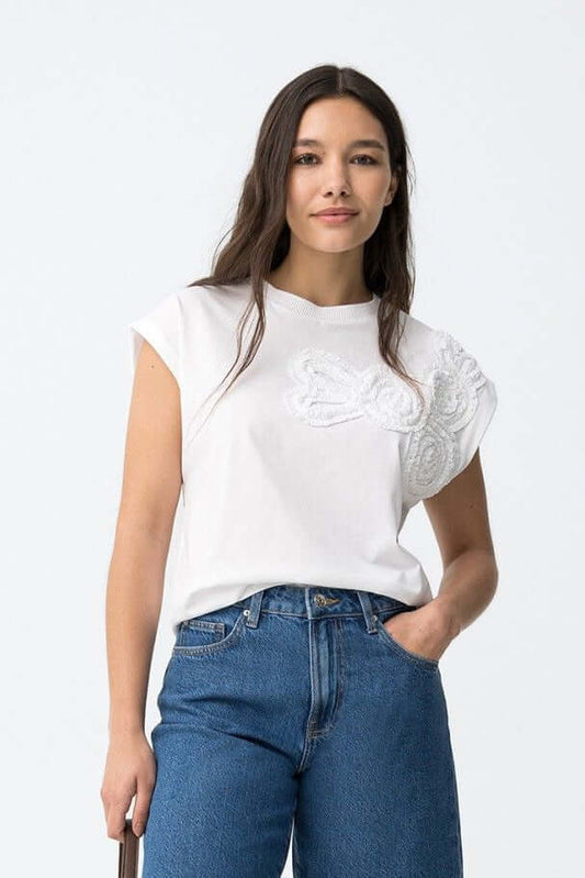 T-Shirt Donna Bianca Dragonair indossata da modella, total look con denim
