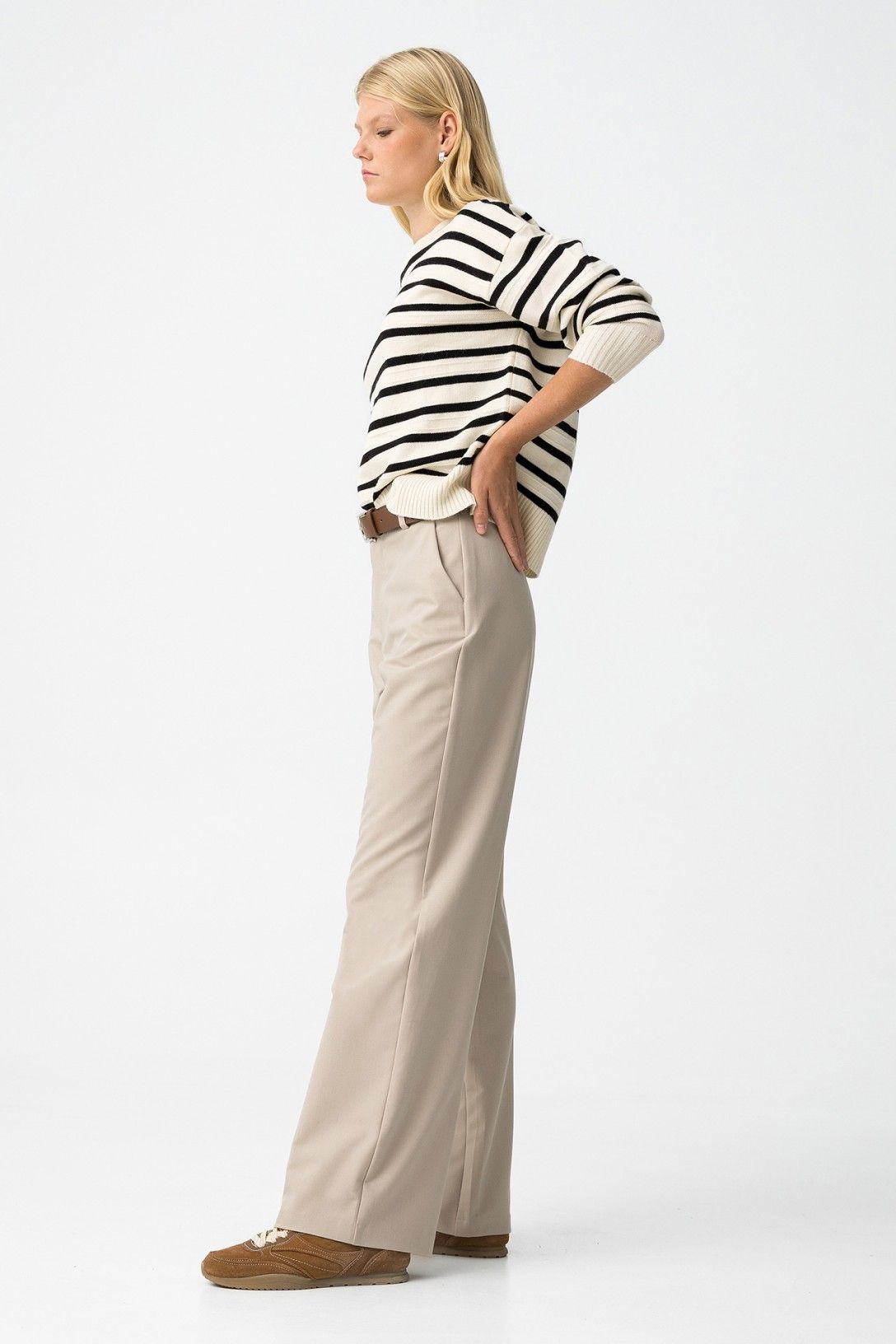 Pantalone Elora beige donna - vista laterale che mostra la silhouette dritta e vita alta