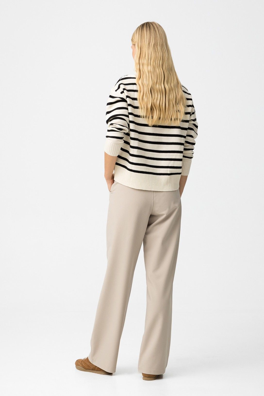 Pantalone Elora beige donna - vista posteriore che evidenzia vestibilità e dettagli