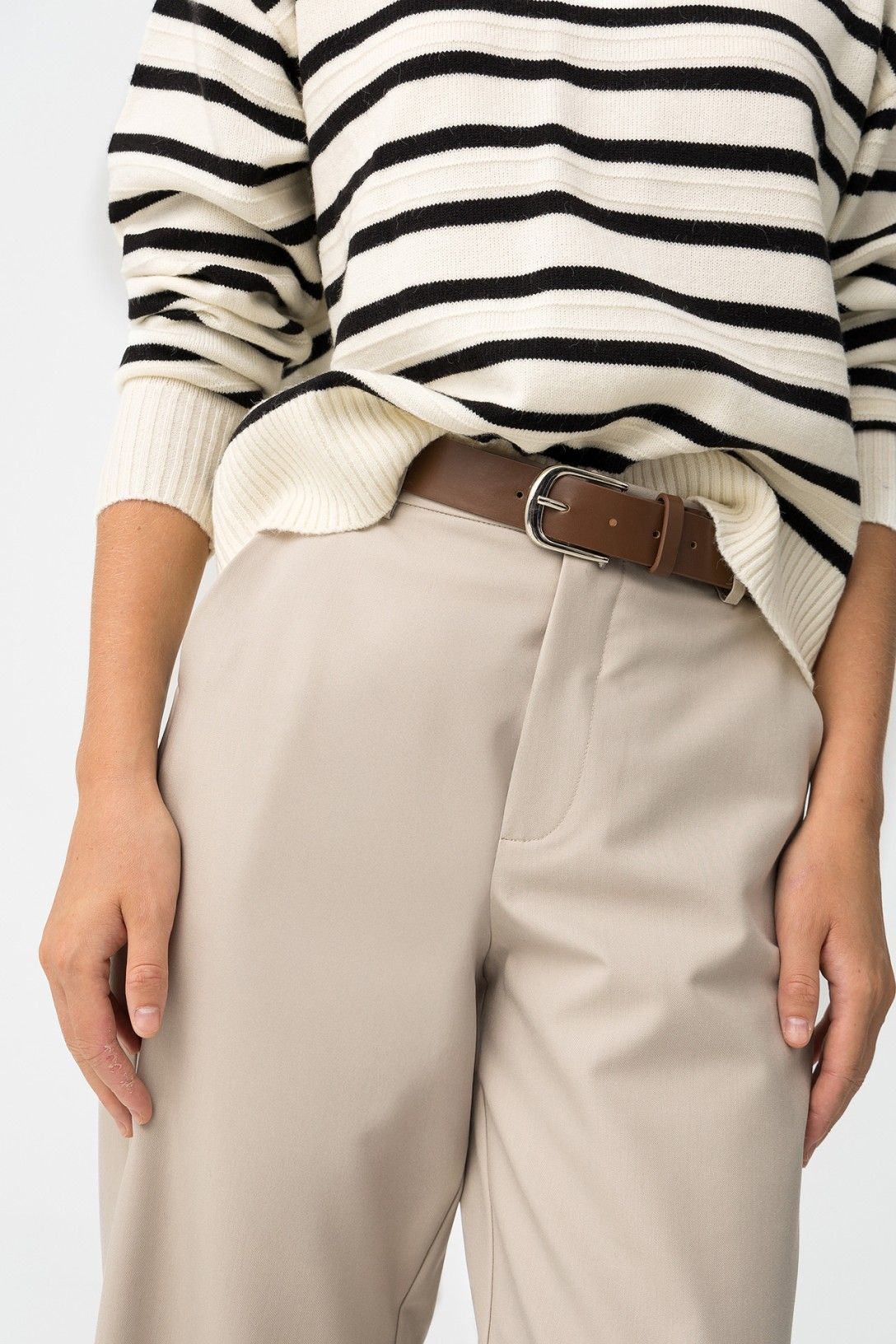 Pantalone Elora beige donna - dettaglio vita alta con cintura ecopelle marrone e chiusura zip