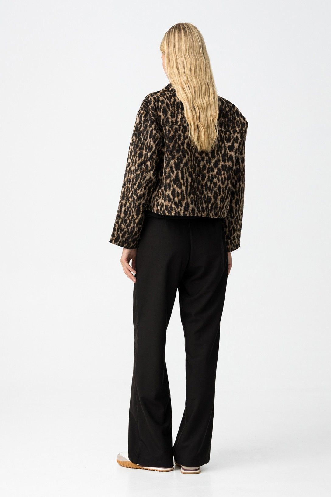 Pantalone Elora nero donna - vista laterale che mostra silhouette dritta e vestibilità elegante