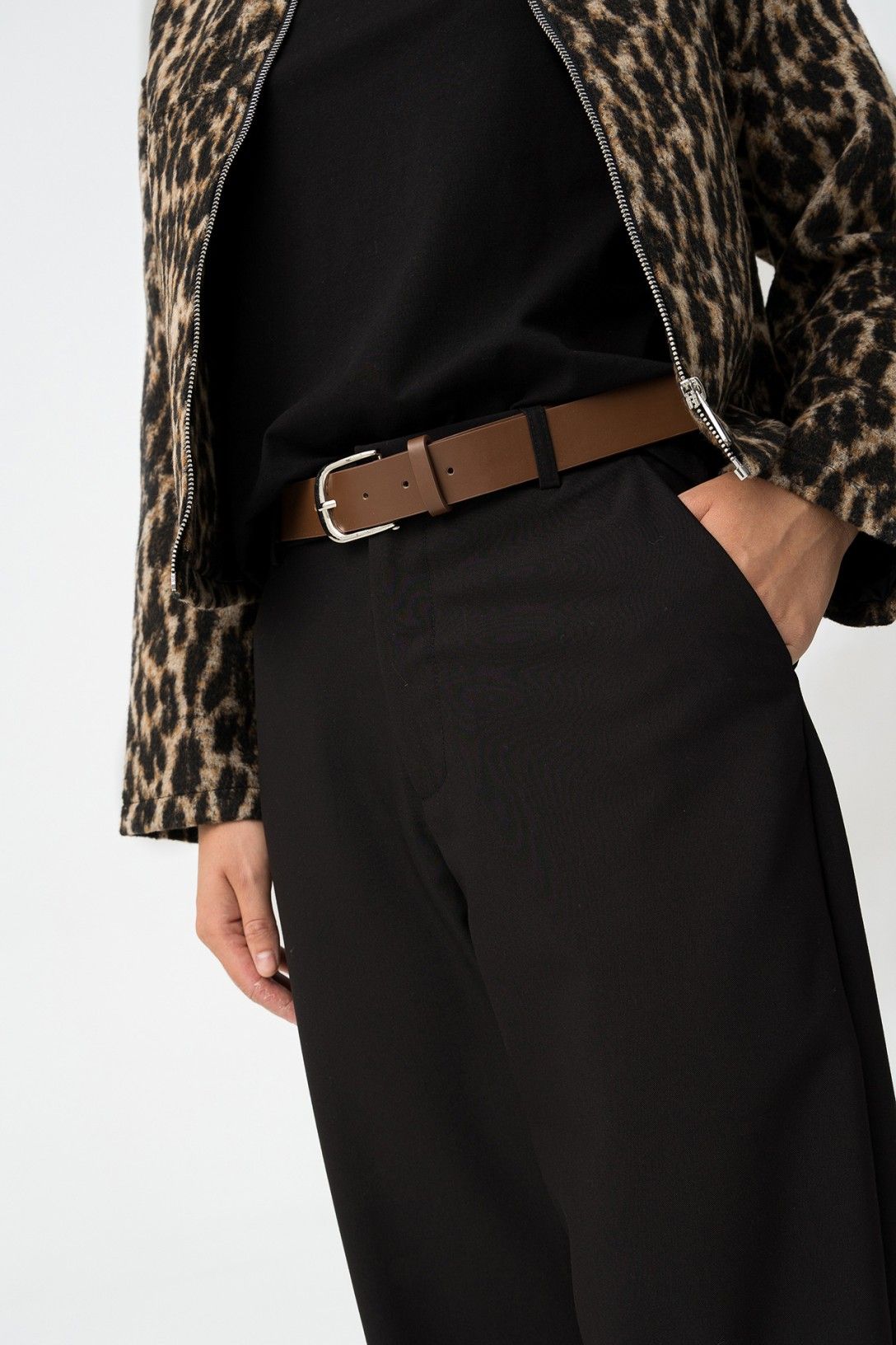 Pantalone Elora nero donna - dettaglio styling con cintura ecopelle marrone e giacca leopardata