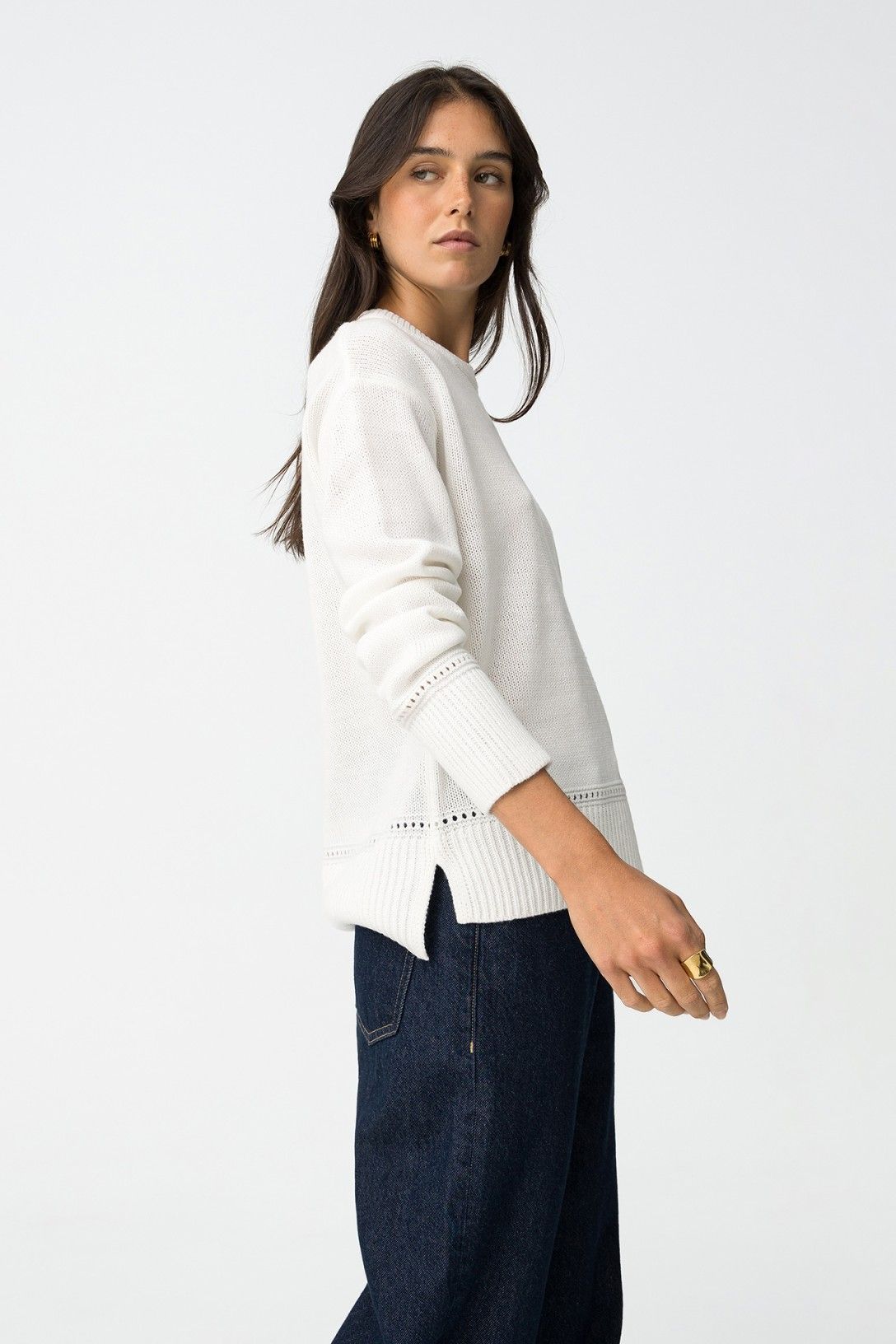 Maglione Eternal donna colore bianco - dettaglio maniche lunghe e vestibilità