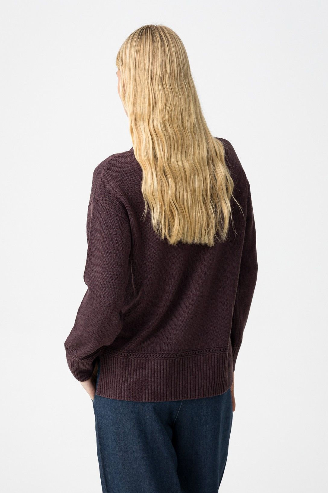 Maglione Eternal donna colore wine - vista laterale con taglio asimmetrico posteriore