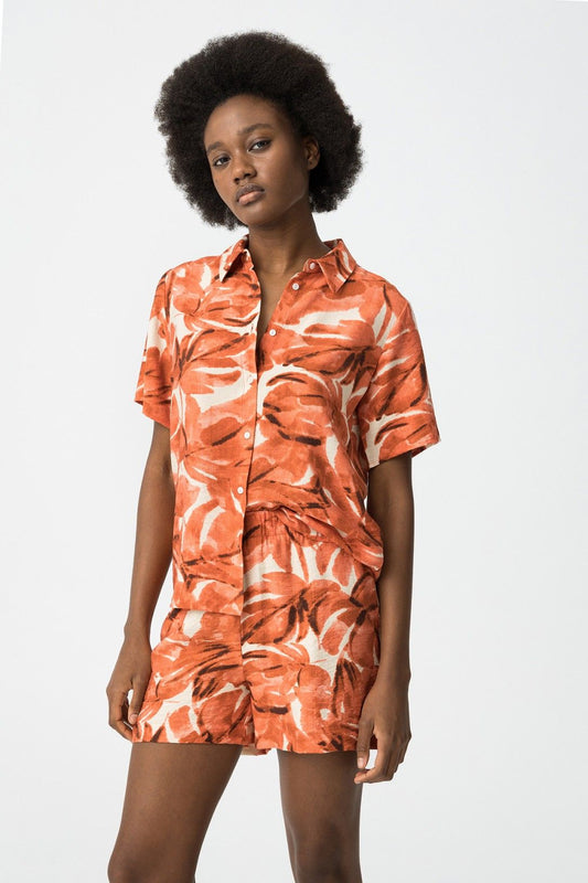 Completo donna Fasty - dettaglio camicia fluida con colletto e maniche corte
