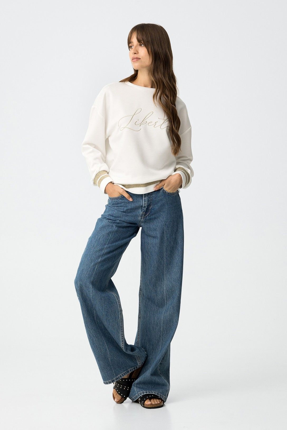 Felpa Gandia bianca look completo - scritta "Liberté" ricamata con jeans e sandali, stile casual elegante