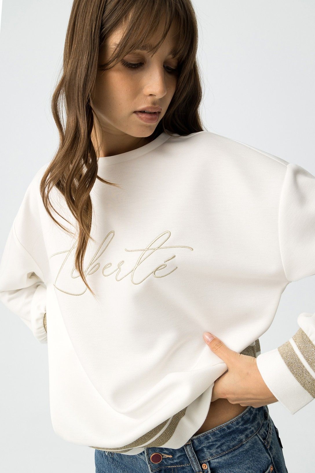 Felpa Gandia bianca vista ravvicinata - scritta ricamata elegante e vestibilità regolare con scollo rotondo