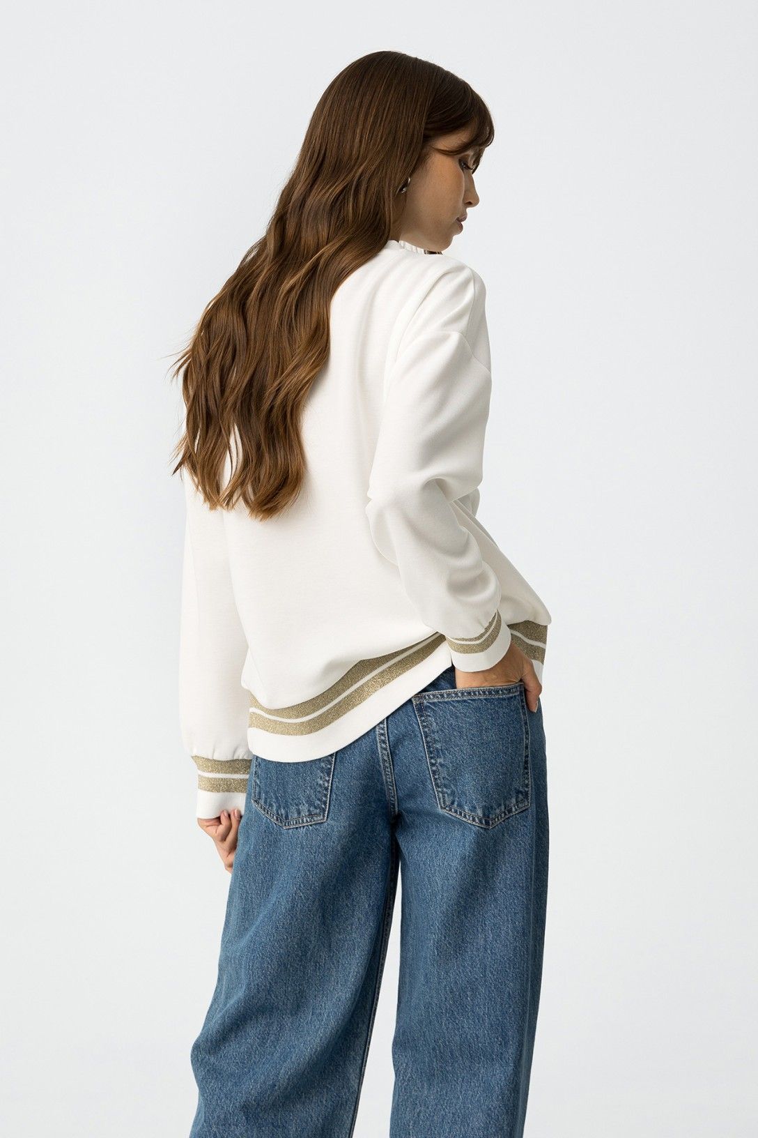 Felpa Gandia bianca vista posteriore - finiture dorate sui bordi e vestibilità regolare con jeans wide leg
