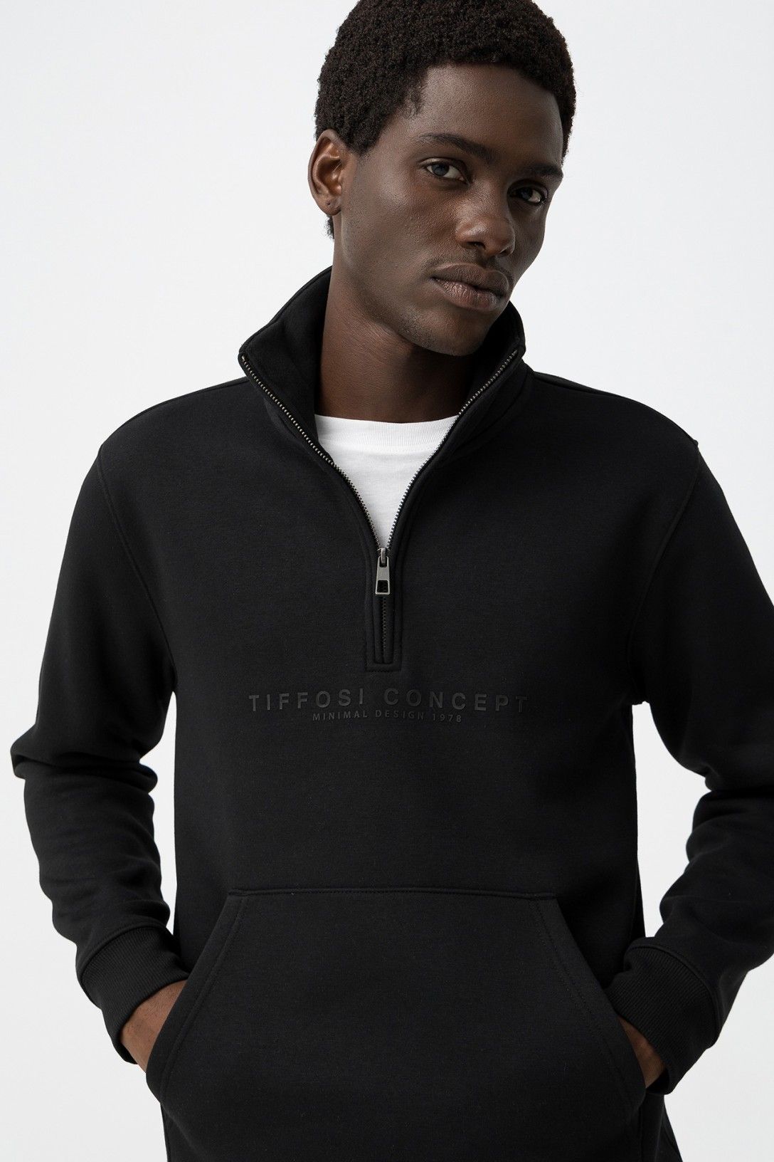 Felpa uomo con zip nero - dettaglio chiusura e collo