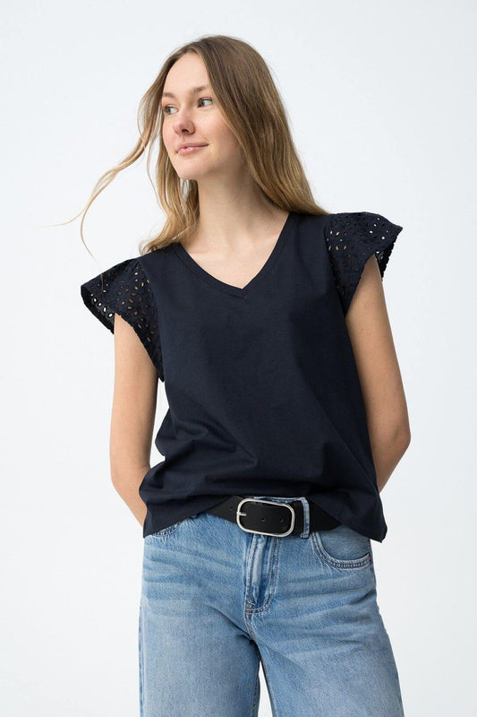 T-shirt donna scollo a V cotone blu - modello indossato casual