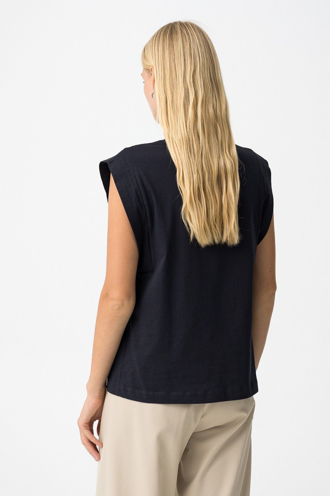 Vista posteriore t-shirt Tiffosi blu navy oversize, vestibilità ampia senza maniche, styling casual con pantaloni chiari