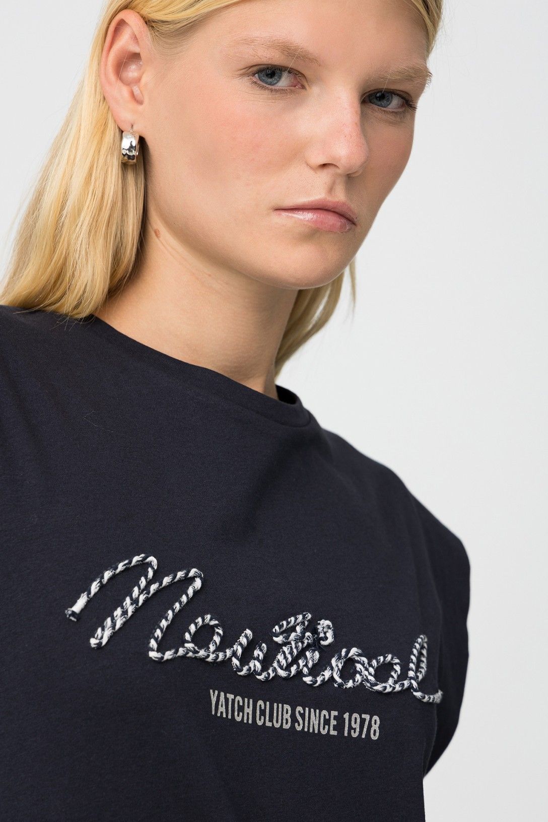 Dettaglio stampa frontale t-shirt Indigo blu navy, scritta decorativa bianca "Yatch Club Since 1978" su cotone