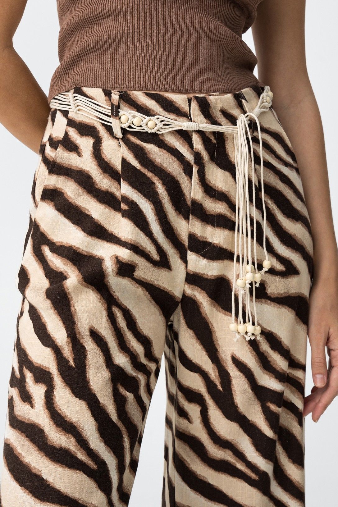 pantalone joana donna a palazzo fantasia, vista frontale - dettaglio abbottonatura e cintura