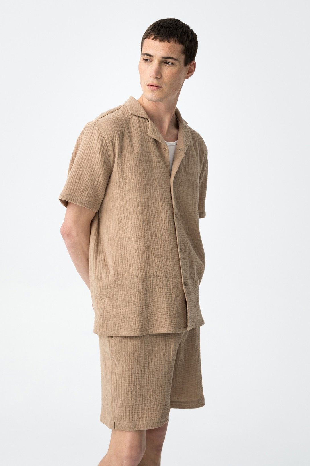 "Cord Set Melecoton Beige indossato - Vista frontale del completo elegante"