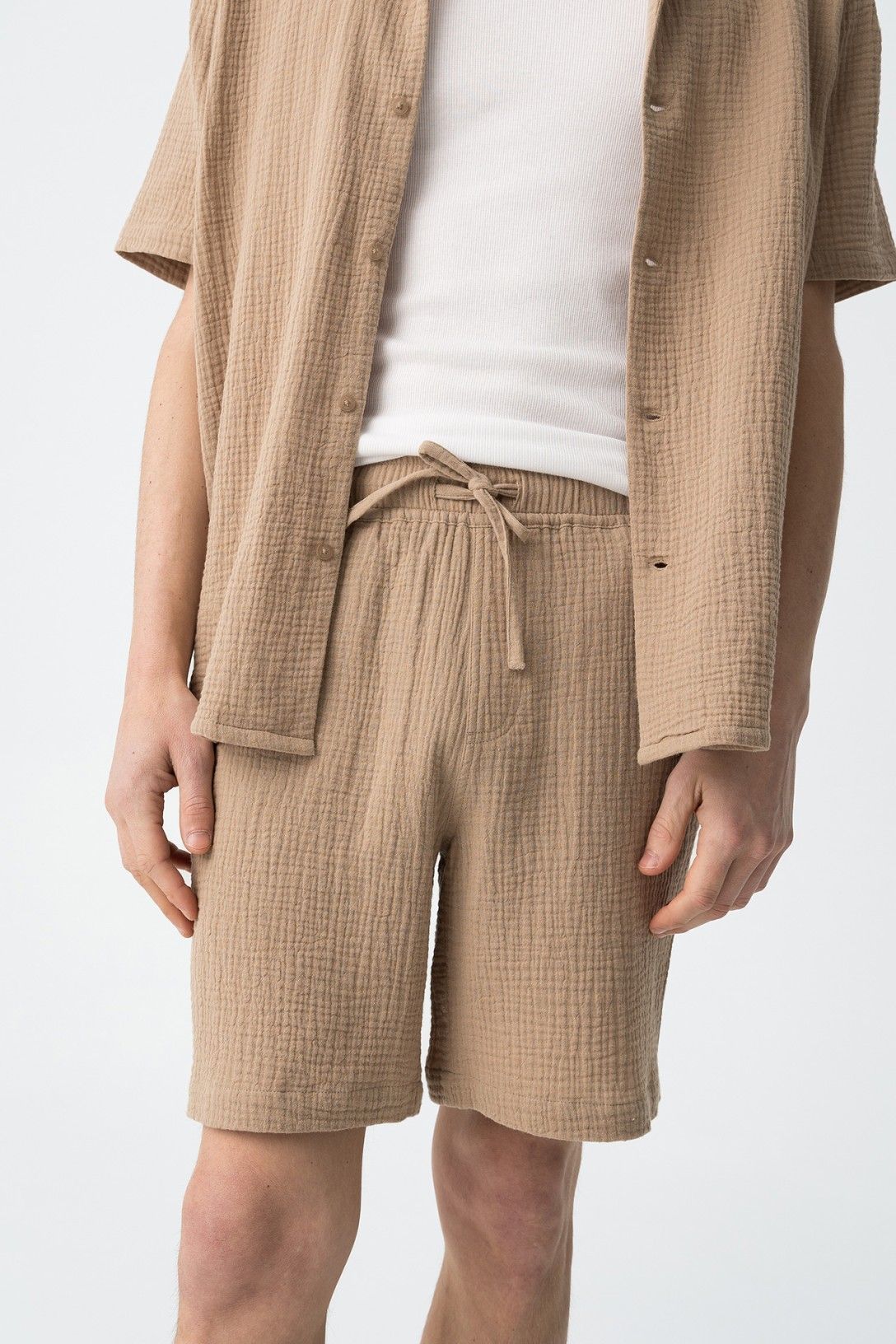 "Dettagli del Cord Set Melecoton Beige - Texture e finiture di qualità del completo uomo"