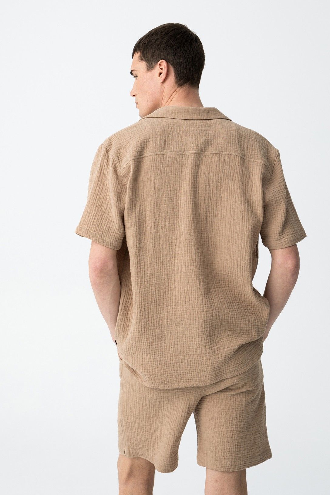 "Cord Set Melecoton Beige - Vista posteriore che mostra la vestibilità e il taglio sartoriale"