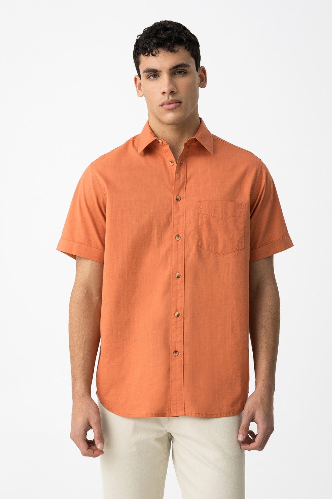 "Dettaglio del colletto a patta della Camicia Kobe arancio"