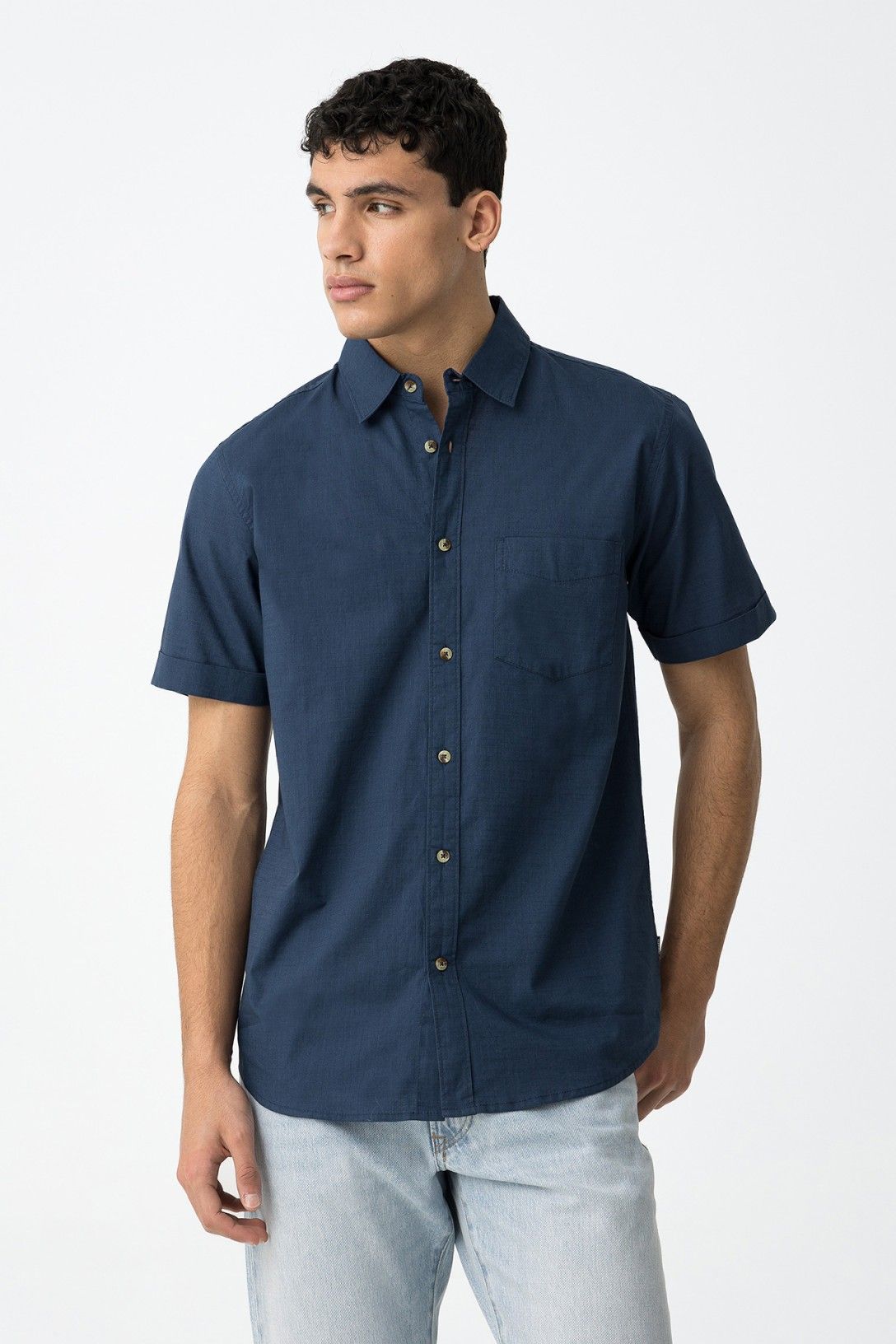 "Camicia Kobe da uomo in blu, vista frontale"