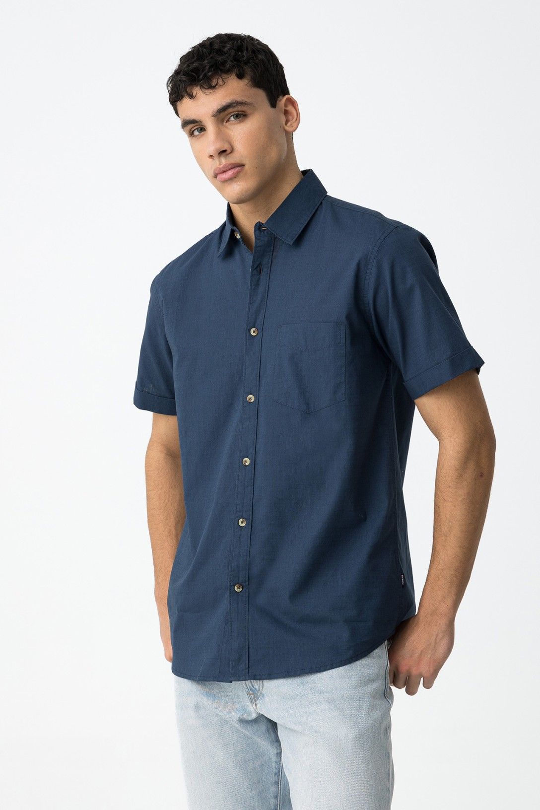 "Camicia Kobe indossata, modello uomo"