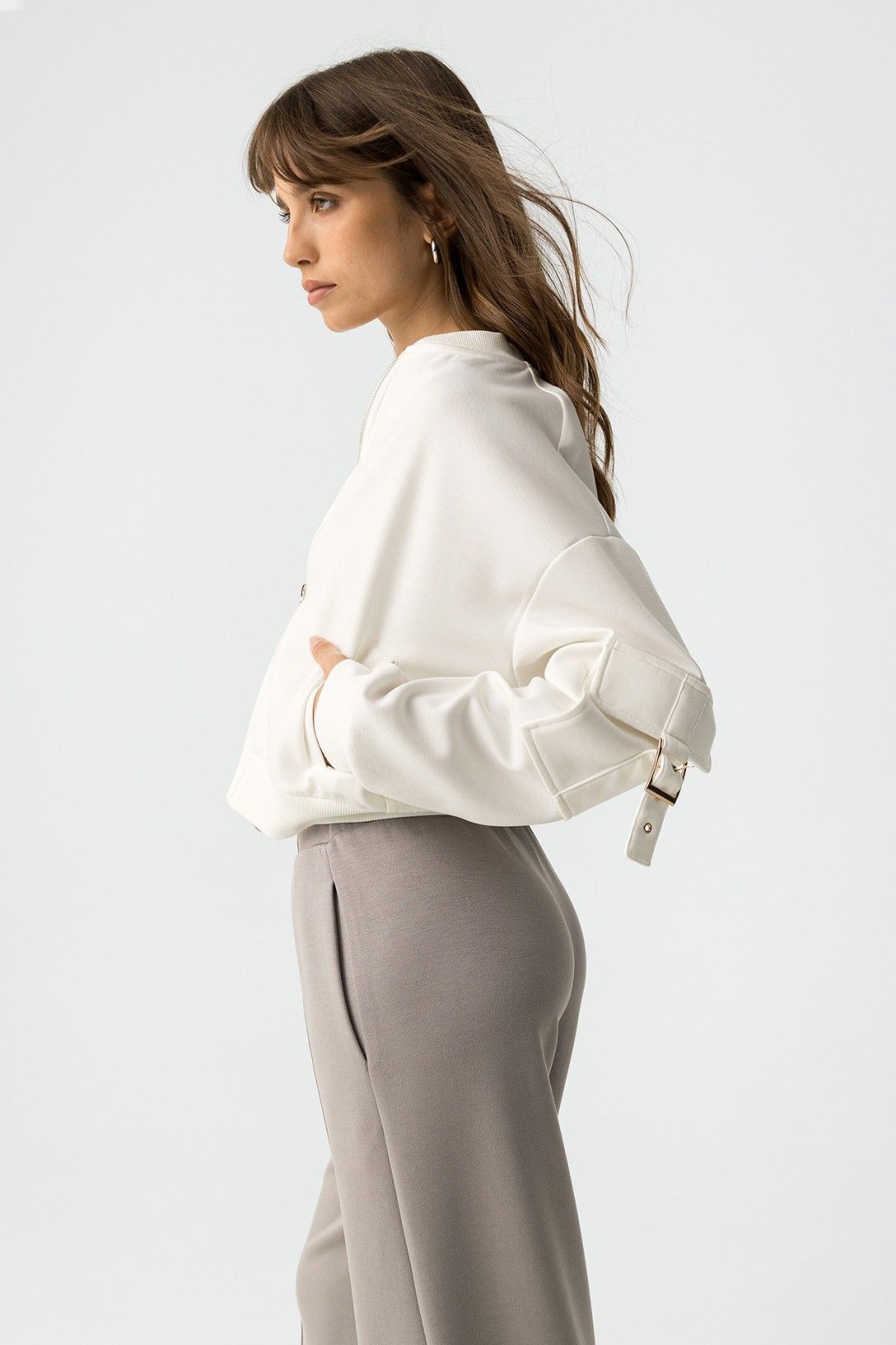 Felpa bomber Lauren bianca vista laterale - vestibilità comoda con maniche lunghe e dettagli tasche.