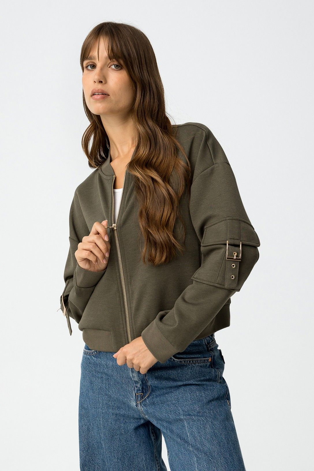 Felpa bomber Lauren verde militare - modella indossa felpa con zip e jeans blu, look casual urban
