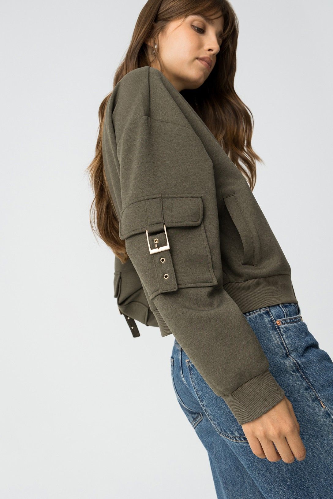 Dettaglio felpa Lauren verde militare - tasche con patta e fibbie metalliche, bordi a costine