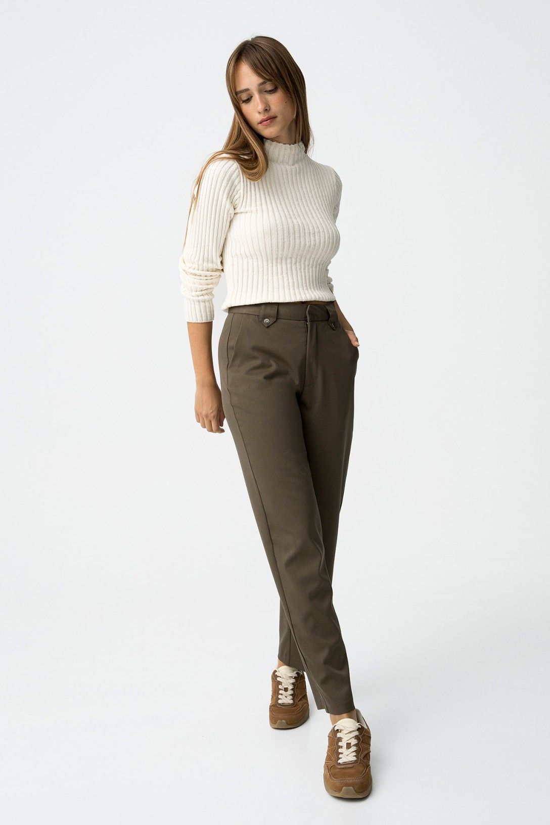 "Pantalone Lyon verde: eleganza contemporanea. Vita alta, silhouette perfetta, stile urban-chic."