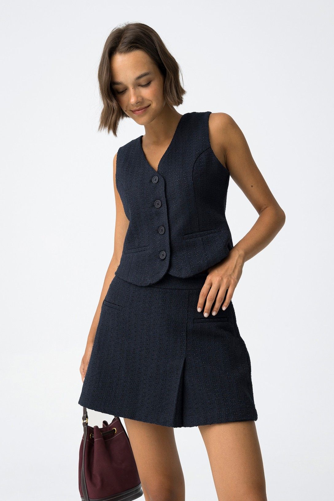 Completo Cord Set Mana dettaglio gilet blu navy con bottoni e gonna coordinata, vestibilità elegante e professionale