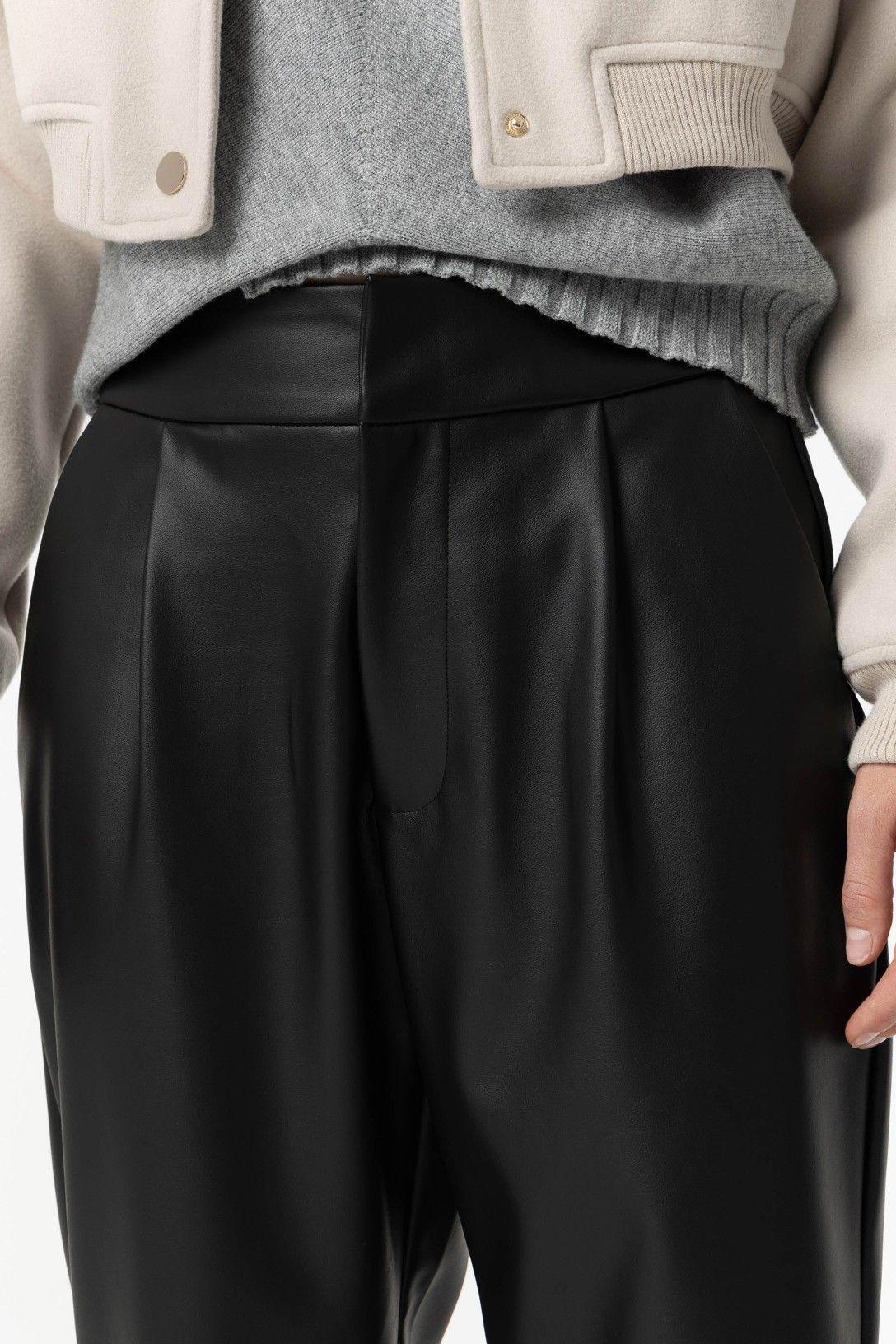 Pantaloni neri in ecopelle Frarò, abbigliamento donna Made in Italy, dettaglio elegante.