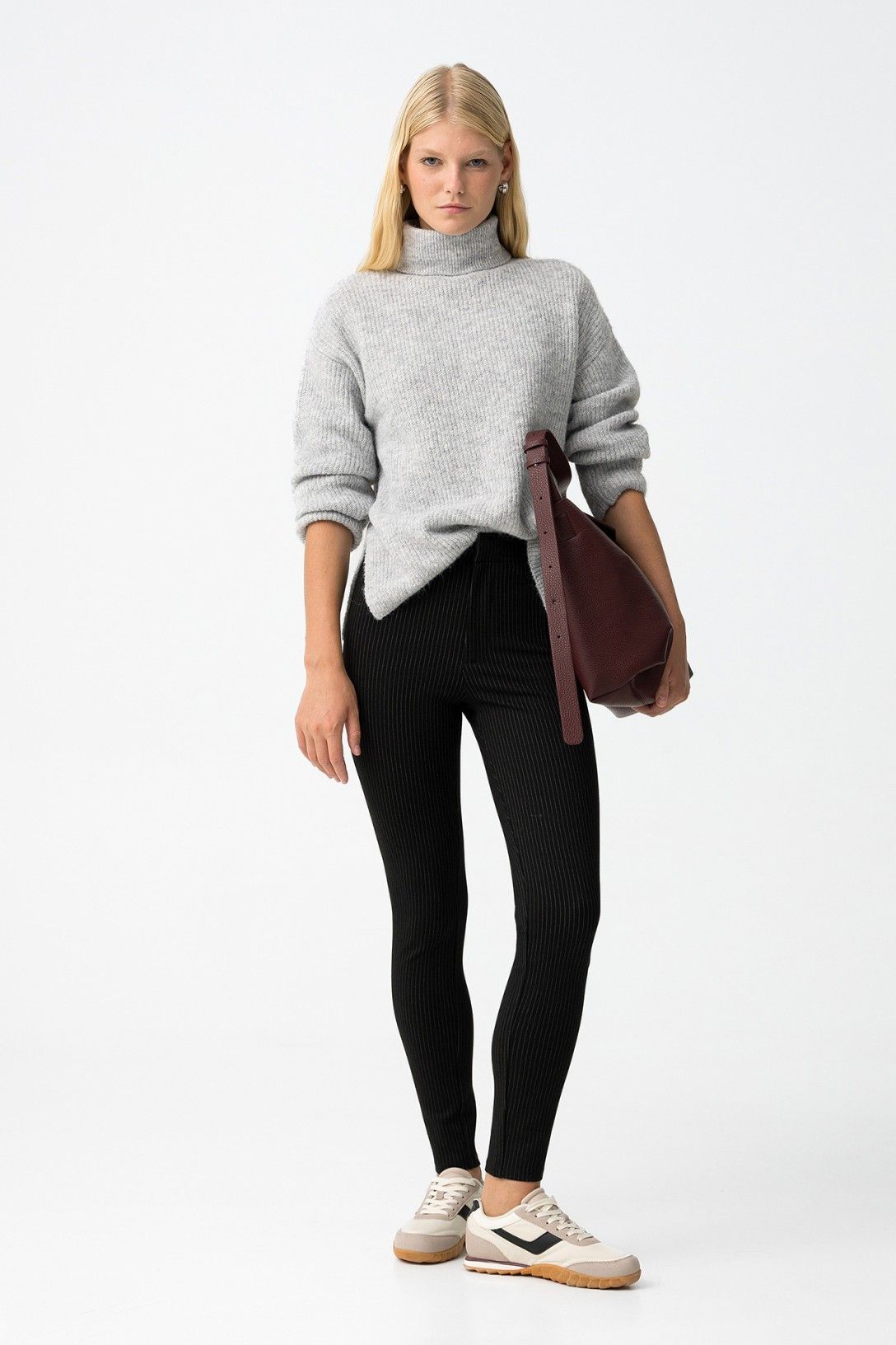 Leggings Marylin nero gessato outfit casual chic - abbinati a maglione grigio e borsa marrone