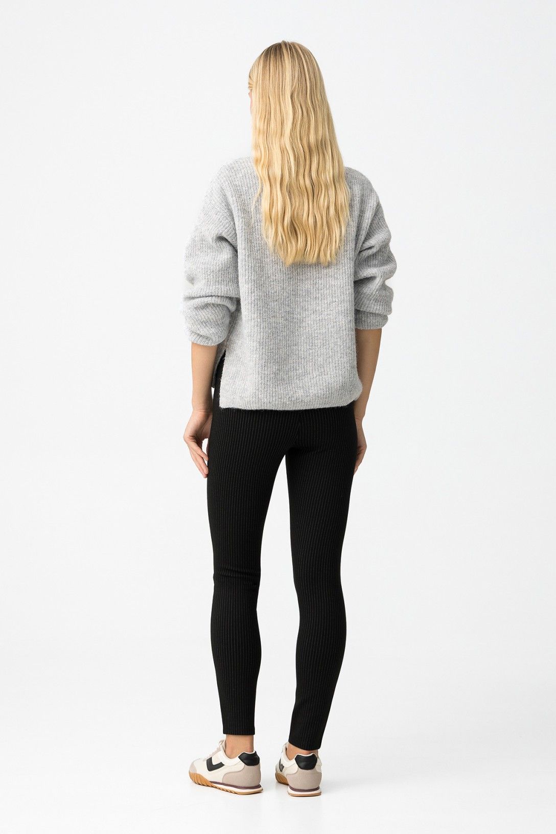 Leggings Marylin nero gessato vista posteriore - vestibilità aderente con motivo gessato elegante