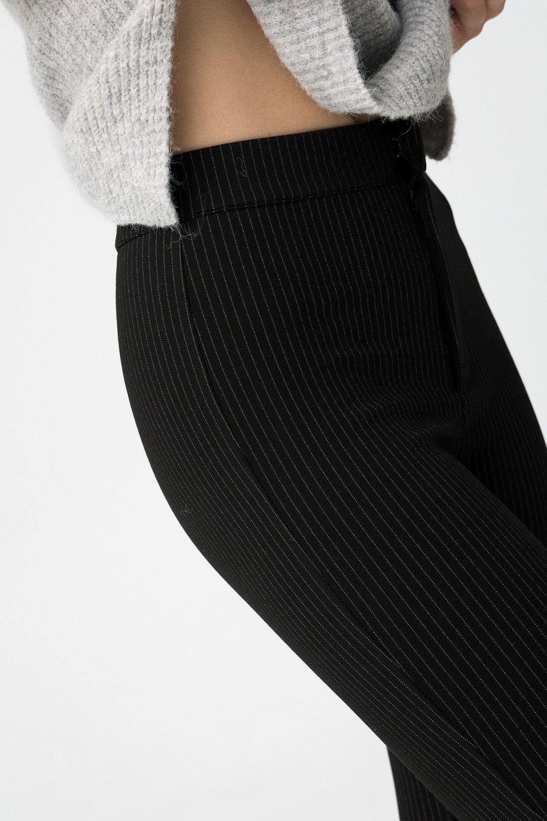 Dettaglio leggings Marylin nero gessato - texture del tessuto con motivo a righe sottili elegante