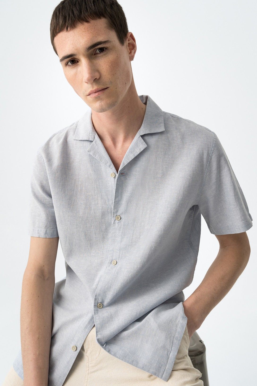 "Camicia in lino Matthew indossata, modello uomo, colore celeste"
