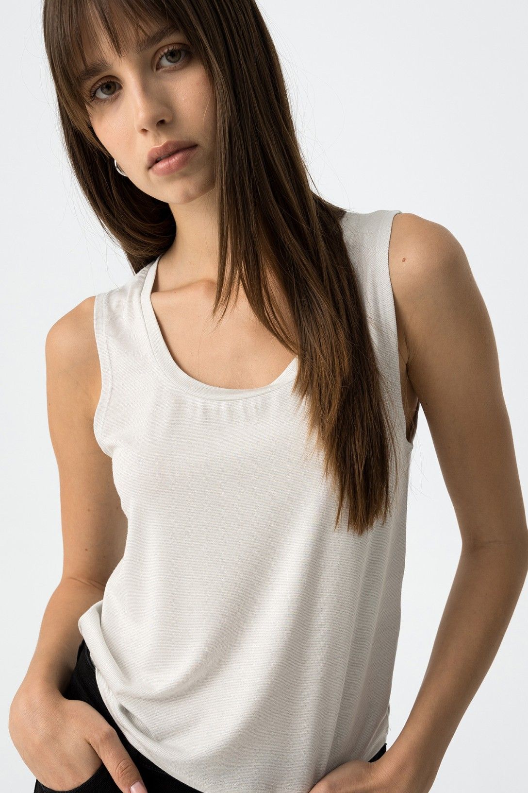 "Top Maty Gold| Star White - Vista frontale elegante con dettagli dorati e bianchi"