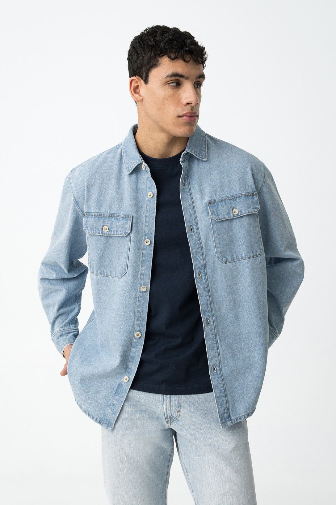 Giubbotto denim azzurro Mike - modello indossato stile casual uomo