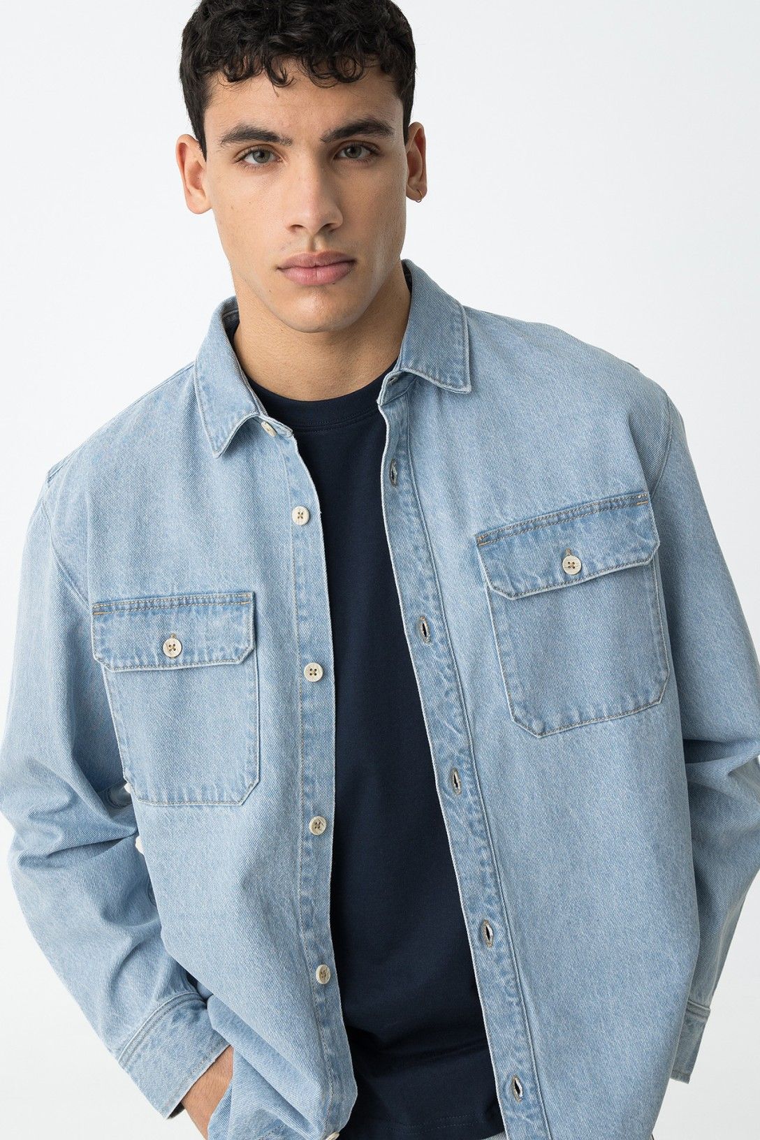 Dettaglio giubbotto denim azzurro - texture cotone e cuciture