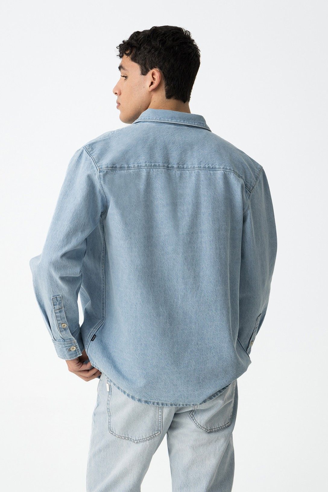 Giubbotto jeans Mike light blue - vista posteriore e taglio camicia