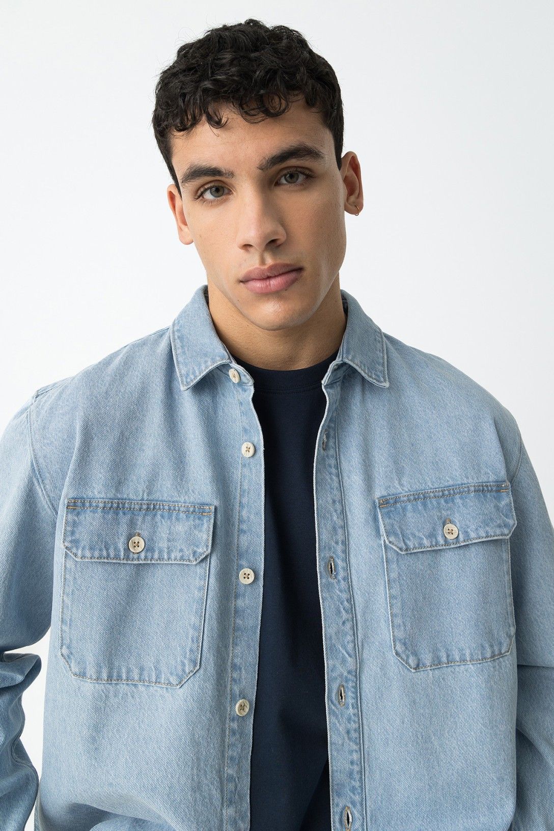 Dettaglio giubbotto denim azzurro - texture cotone e cuciture