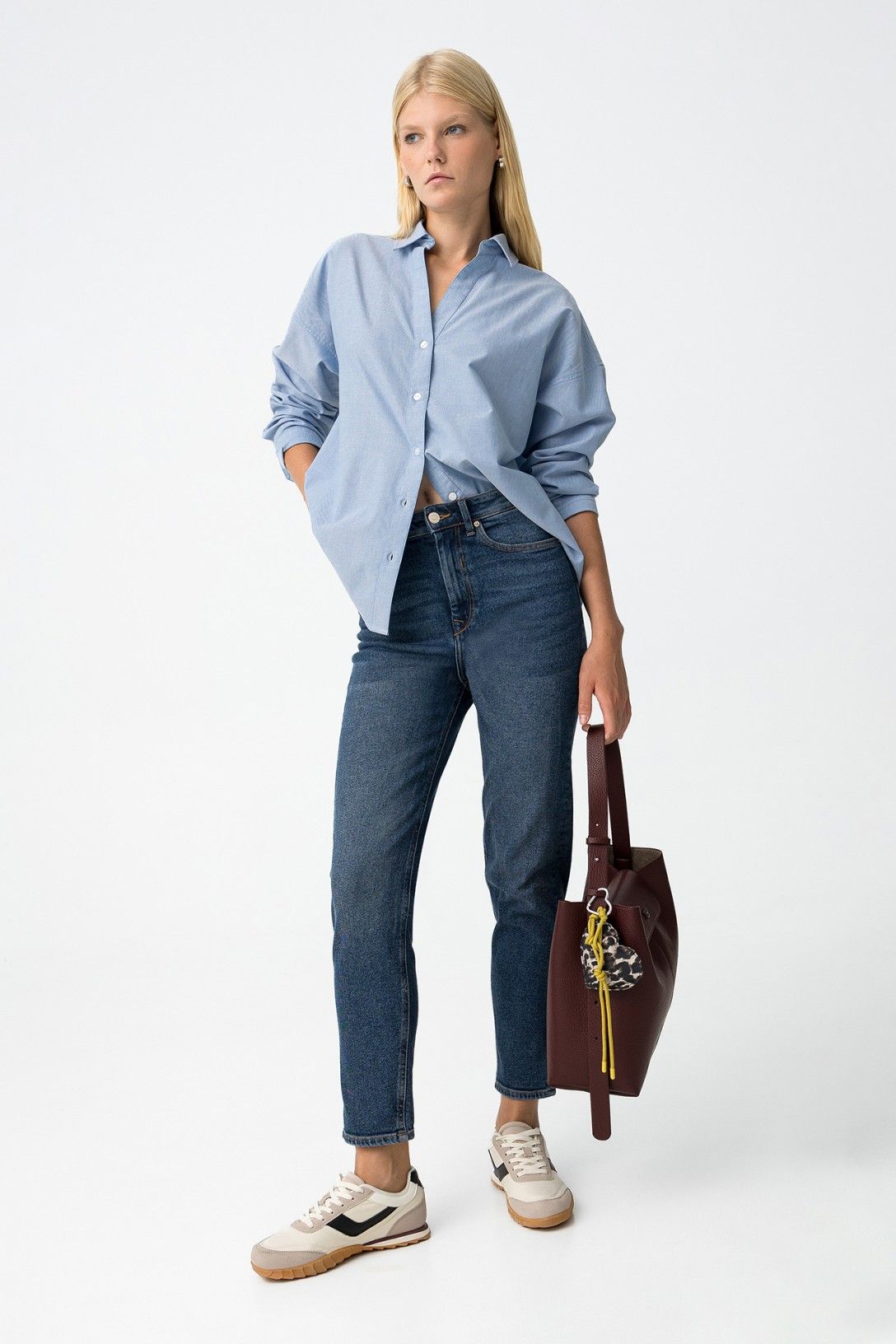 Jeans mom donna vita alta slim fit Tiffosi - vista frontale con camicia azzurra