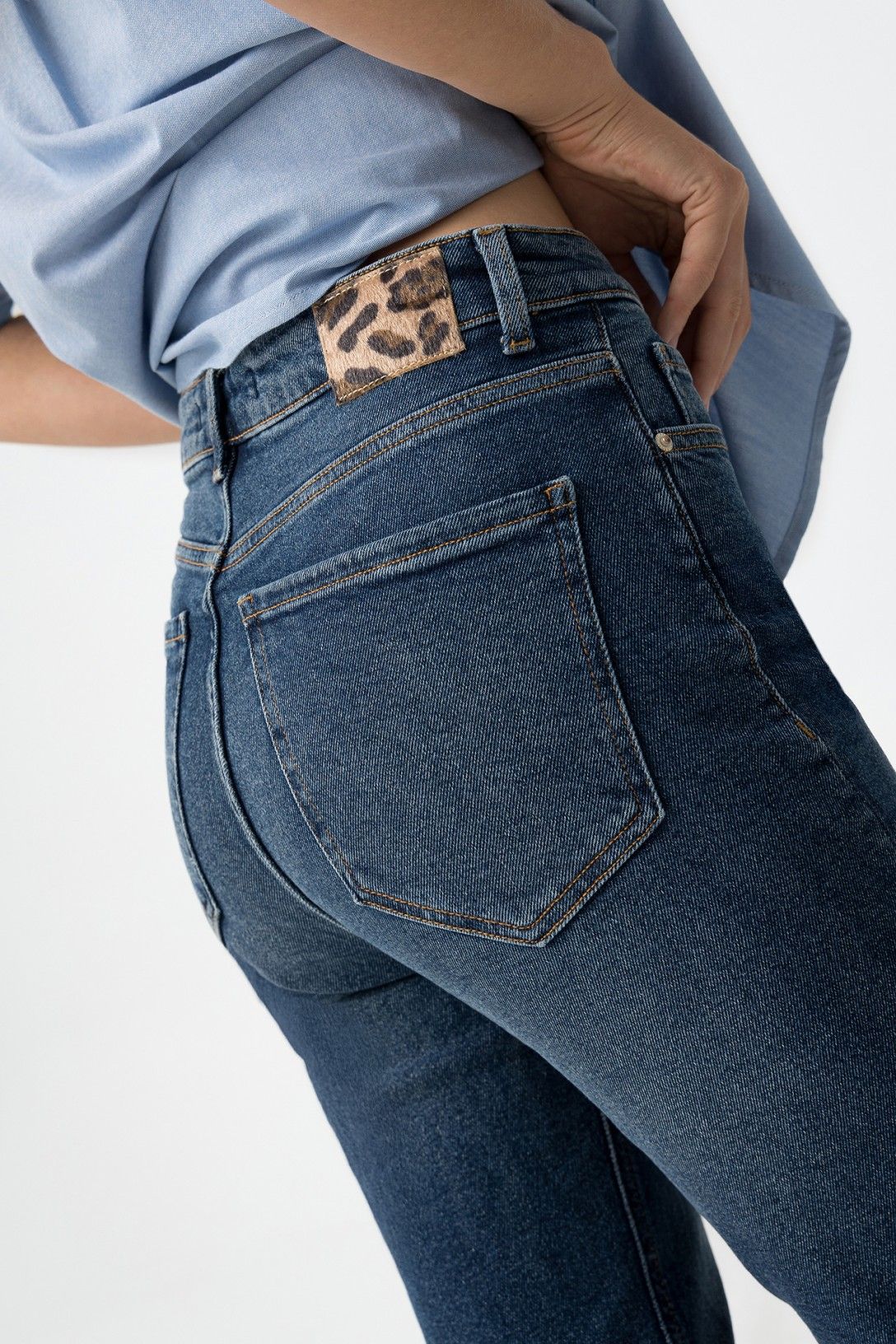 Jeans mom donna Tiffosi vita alta slim - dettaglio tasche posteriori e vestibilità con etichetta leopardata