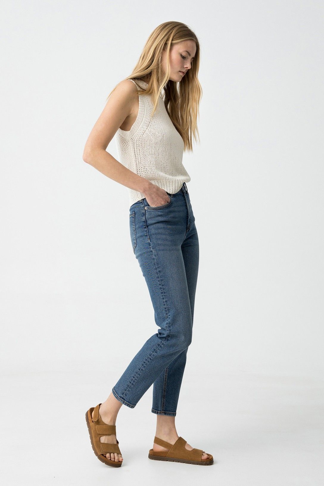 "Jeans Mom_Slim_39 blu denim a vita alta indossati da modella, vista laterale che mostra la vestibilità slim"