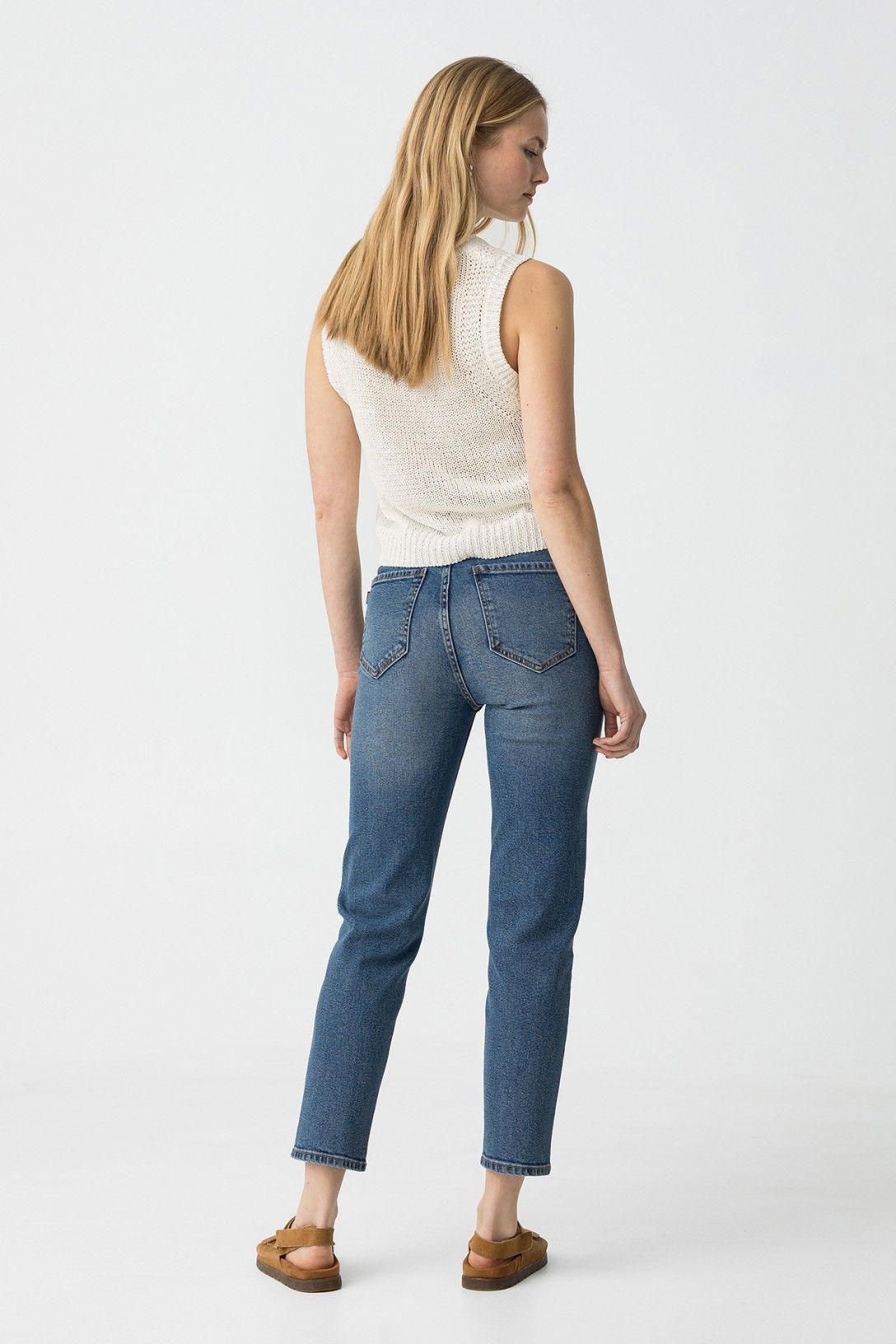 "Vista posteriore dei jeans Mom_Slim_39 che mostra la vestibilità e le tasche posteriori del denim blu"