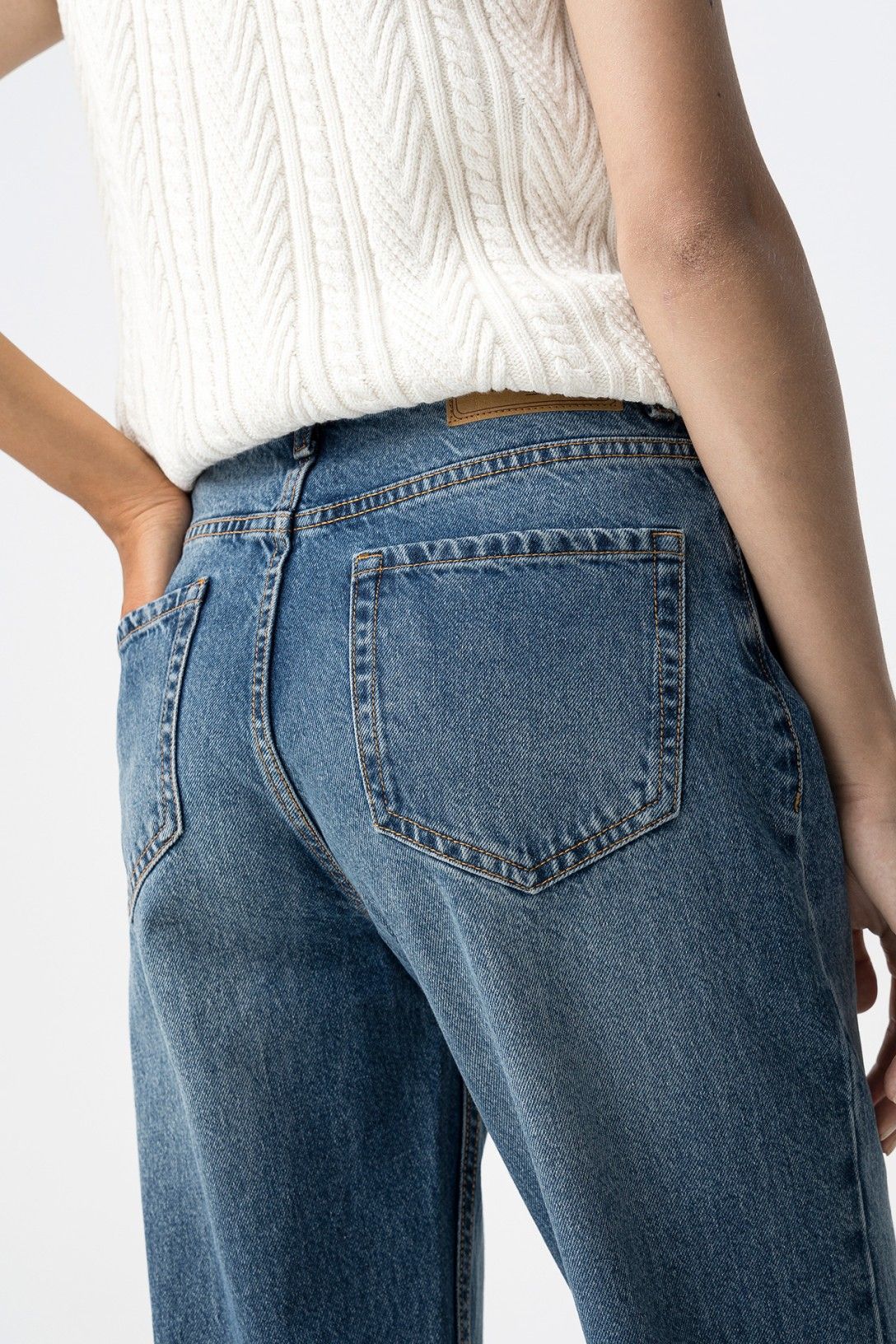 Dettaglio cuciture e finiture jeans mom fit Mom_130 Tiffosi - Manifattura eccellente